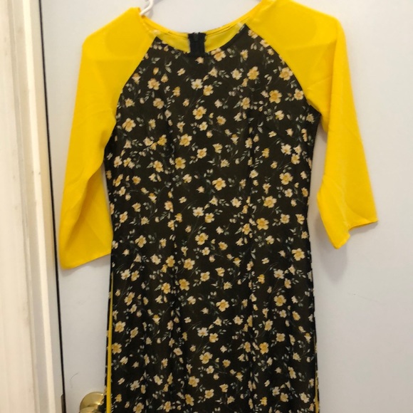 Vietnamese ao dài - Picture 1 of 3